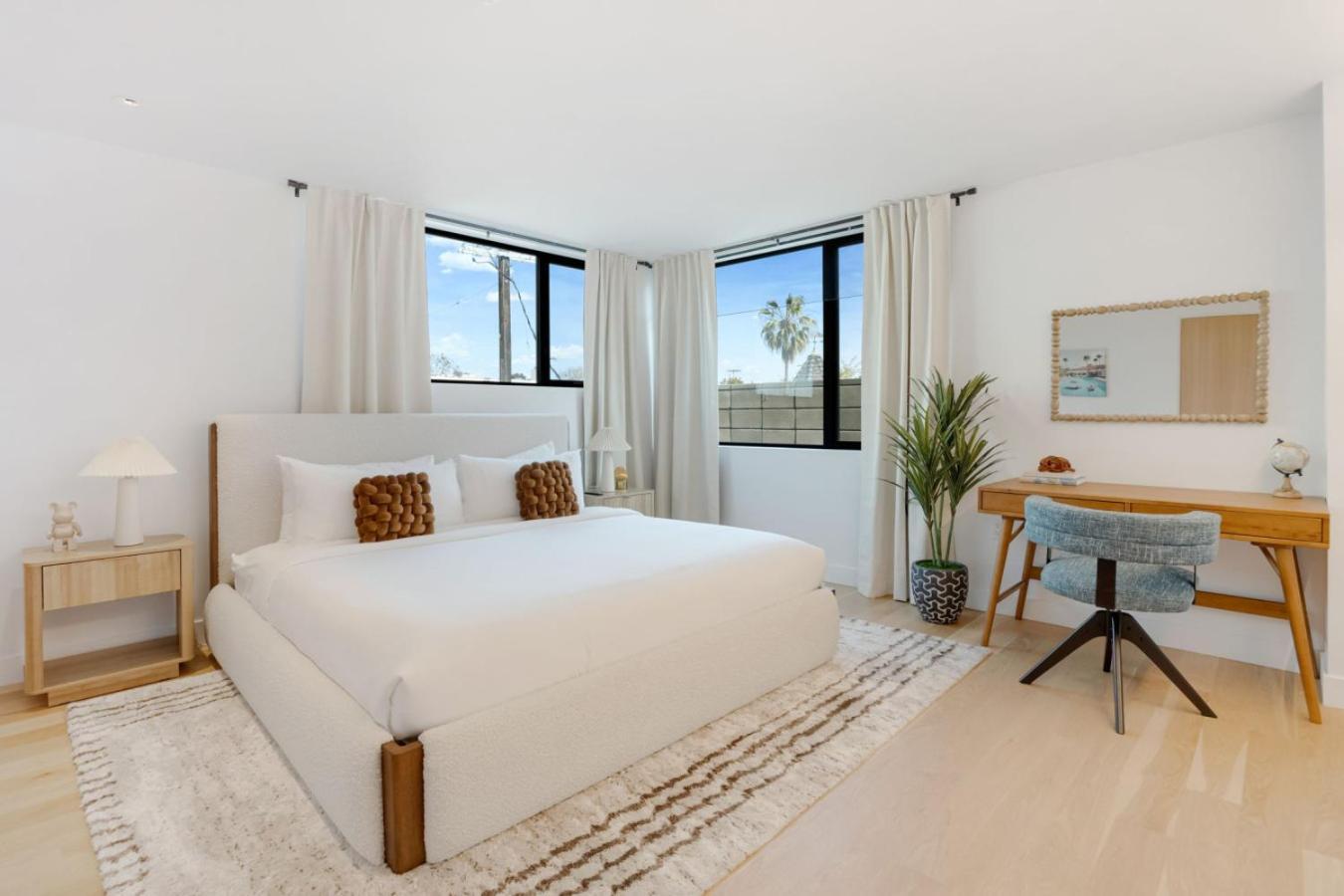 The Santa Monica Sunset - 5k Sq Ft Beachfront Luxury Holiday home