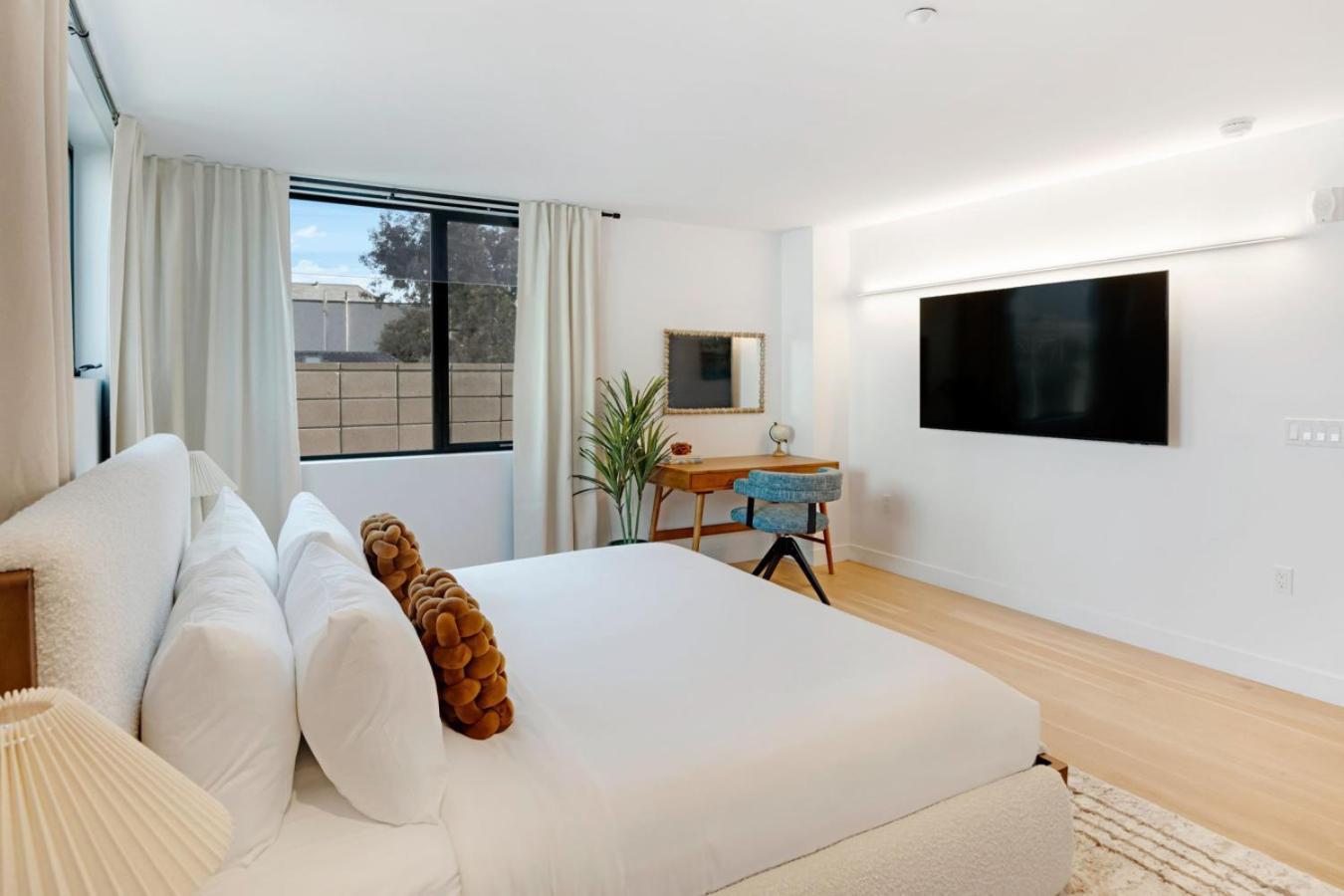The Santa Monica Sunset - 5k Sq Ft Beachfront Luxury Holiday home *