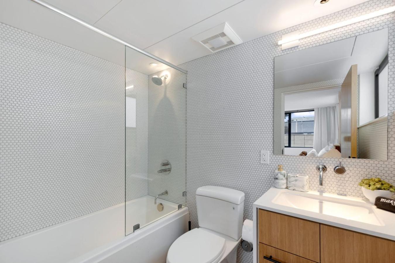 The Santa Monica Sunset - 5k Sq Ft Beachfront Luxury Holiday home *