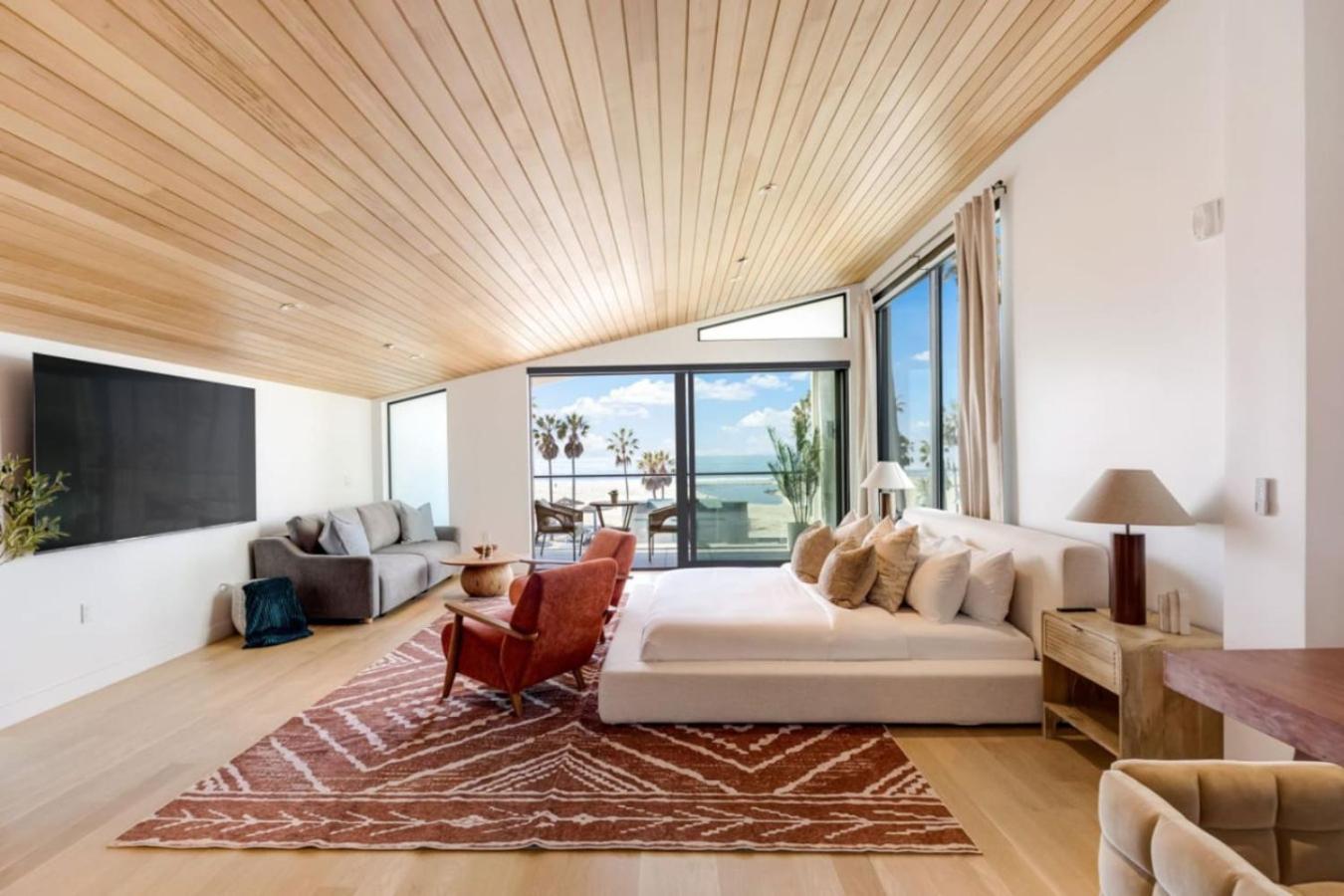 The Santa Monica Sunset - 5k Sq Ft Beachfront Luxury Holiday home Los Angeles